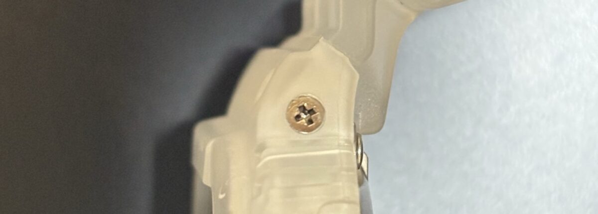 G-SHOCKのベゼルを固定するネジ