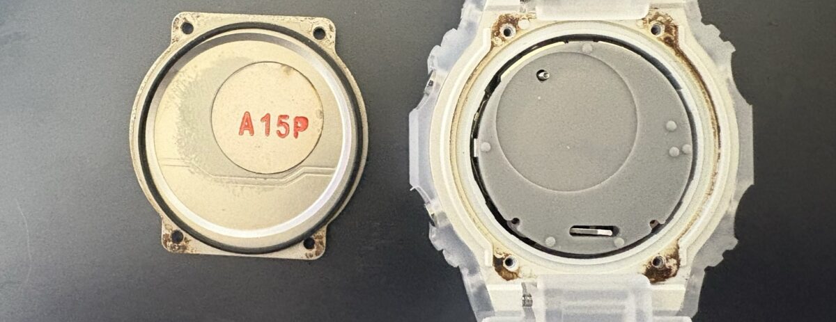 G-SHOCKの裏ブタを外した