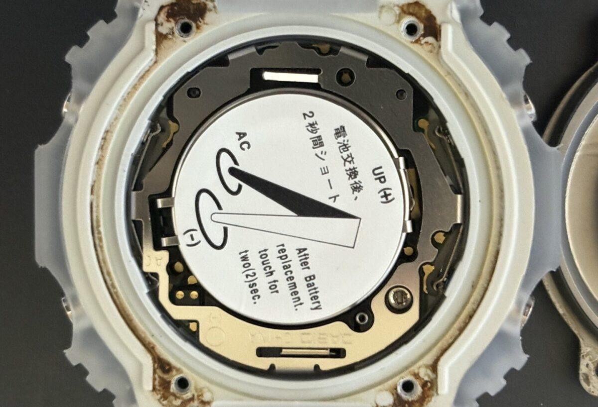 G-SHOCKの絶縁シートを外した