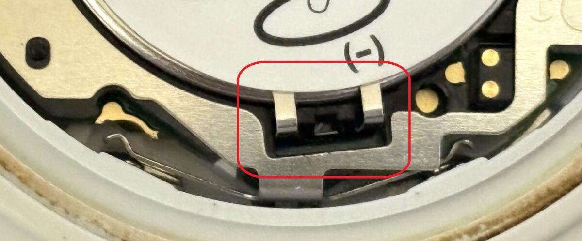 G-SHOCKの電池を抑える留め具